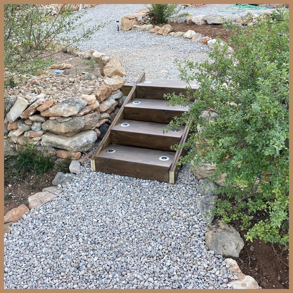 Escala de fusta dins d'un marge