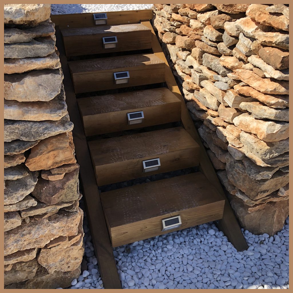 Escala de fusta dins d'un marge